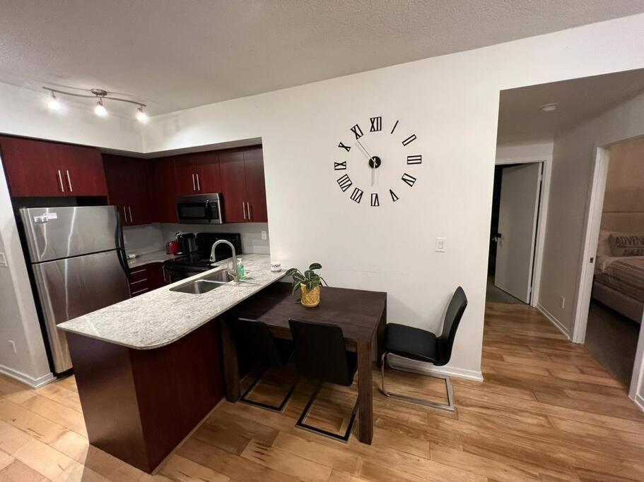 Prestigious 2-Bdrm Condo - Across From Scotiabank Arena Toronto Esterno foto