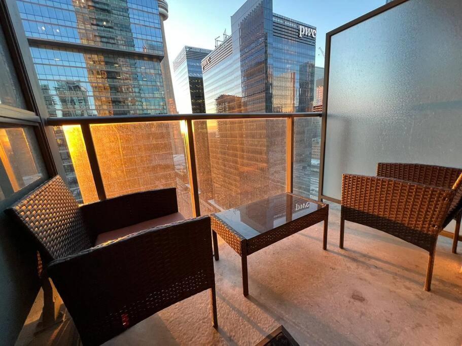 Prestigious 2-Bdrm Condo - Across From Scotiabank Arena Toronto Esterno foto