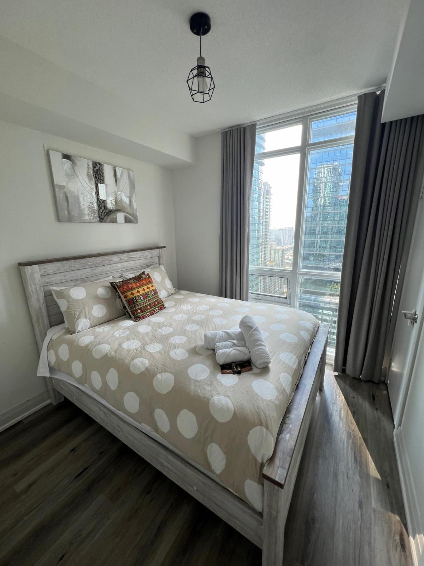 Prestigious 2-Bdrm Condo - Across From Scotiabank Arena Toronto Esterno foto