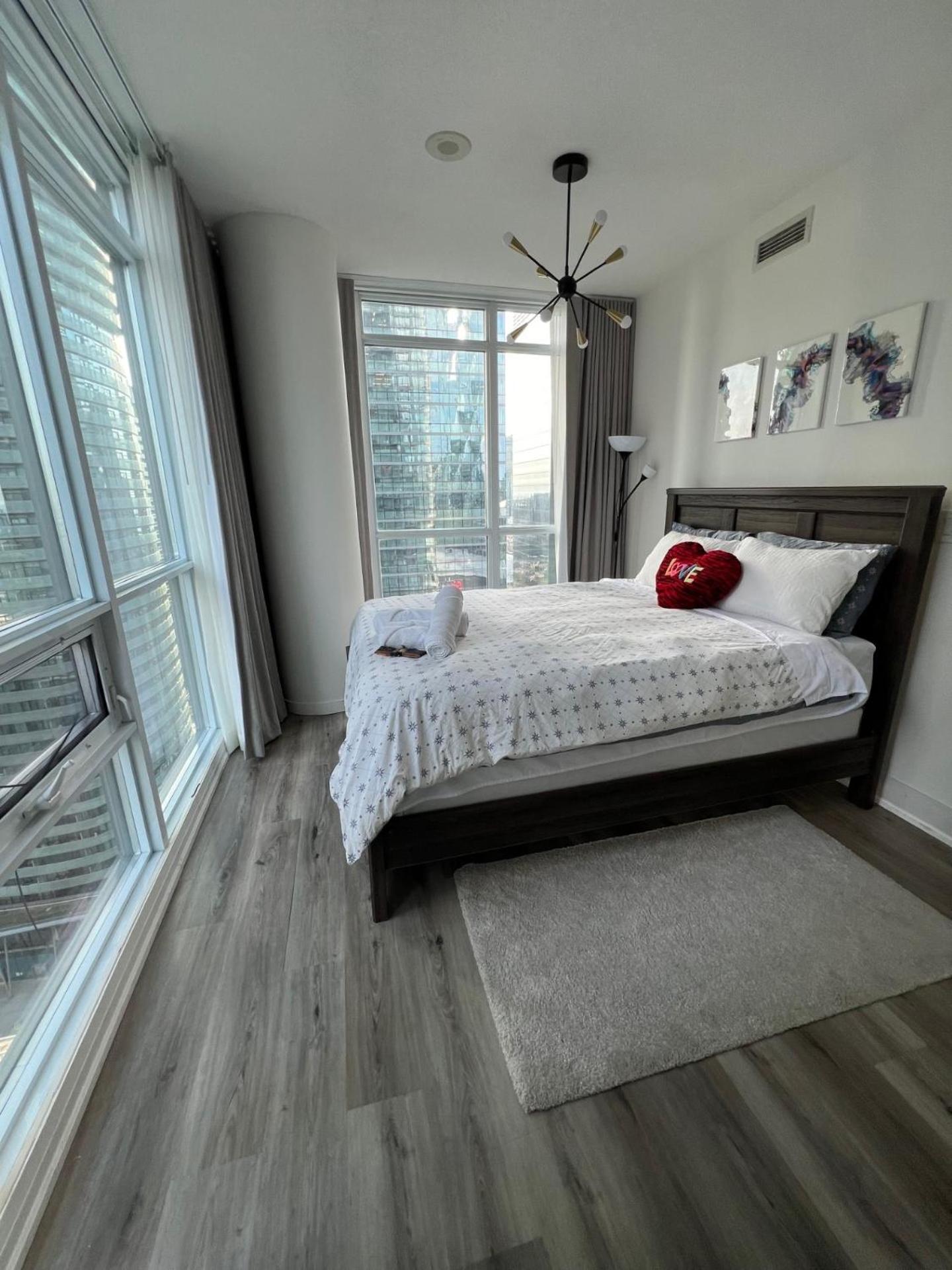 Prestigious 2-Bdrm Condo - Across From Scotiabank Arena Toronto Esterno foto